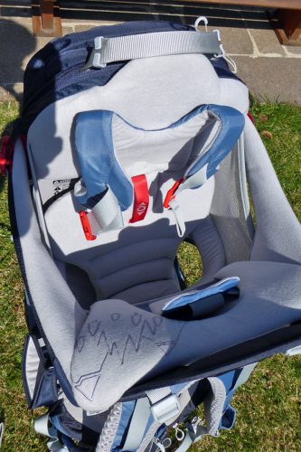 Die Sitzhöhe ist bei Osprey-Kindertragen an die Größe des Kindes anpassbar. Auch der gepolsterte Brustgurt ist verstellbar. Praktisch: Die Schnalle wird leicht zugänglich vor der Brust des Kindes verschlossen. | Foto: Hannes Klinge