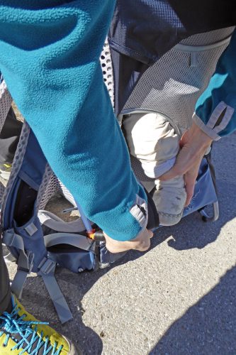 Steigbügel verbessern den Sitzkomfort für die Kinder, indem sie die Hüfte entlasten. | Foto: Hannes Klinge