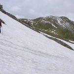 Der verschneite Weg an der Scharte lässt uns zu einen Umweg überzeugen. | Foto: Sebastian Krejci