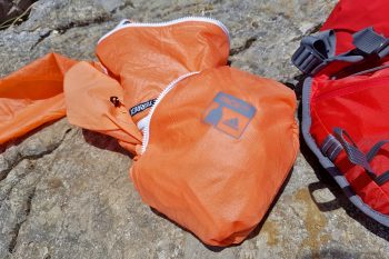 In der Pack-It-Innentasche lässt sich die adidas Terrex Agravic Alpha Hooded Shield praktisch verstauen. | Foto: Vroni Heidrich