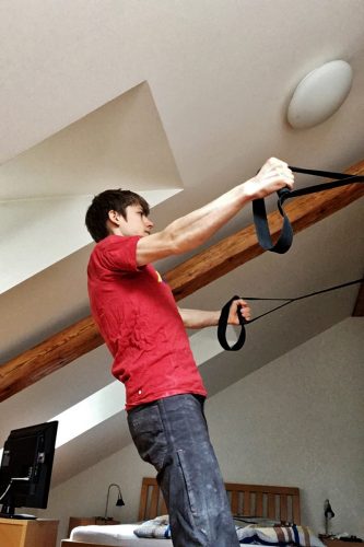 Im zweiten Schritt werden die gestreckten Arme nach hinten geführt. | Foto: Chris Münch