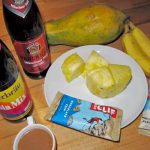 Obst und Süßgetränke mit Glukose sowie Müsliriegel begleiten Heli vor und beim Klettern. | Foto: Heli Kotter