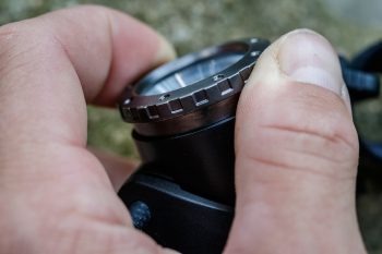 Die MH10 Stirnlampe hat einen leicht bediehnbaren Fokusring um die Lampe selbst. | Foto: Maximilian Draeger