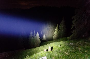 Die hellste Lampe im Test ist die MT14 von Ledlenser. | Foto: Maximilian Draeger