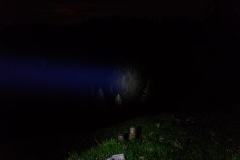 Die maximale Helligkeit und Fokussierung der Ledlenser MH6 Stirnlampe. | Foto: Maximilian Draeger