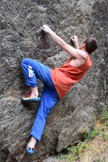 Martin Tekles mit dem Scarpa Chimera am Fels. | Foto: Martin Tekles