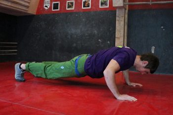 Bei der klassischen Version der Liegestütz wird der Körper durch Hände und Fußspitzen gestützt. | Foto: Tim Paulus