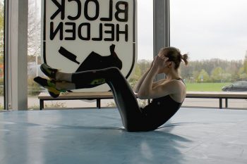 Eine Sit-Up-Variante mit angewinkelten Beinen. | Foto: Sophie Arnold