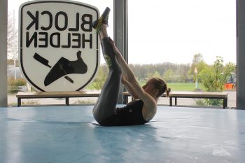 Endposition des "Klappmessers": Arme und Beine werden senkrecht gehoben, bis sie sich berühren. | Foto: Tim Paulus