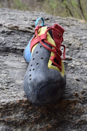 Das asymmetrische Verschlusssystem erlaubt ein sehr genaues Anpassen auf den individuellen Fuß. | Foto: Martin Tekles