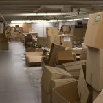 Leere Kartons im alten Bergzeit Lager