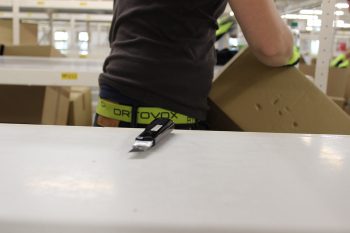 Aufräumen: alte leere Lagerkartons werden kleingeschnitten und abtransportiert.