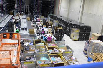 Alle Bergzeit-Mitarbeiter helfen zusammen beim Befüllen des neuen Lagers.