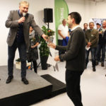 Otterfings Bürgermeister Jakob Eglseder übberreichte Sportler AG-Geschäftsführer ein kleines Präsent. | Foto: Arnold Zimprich