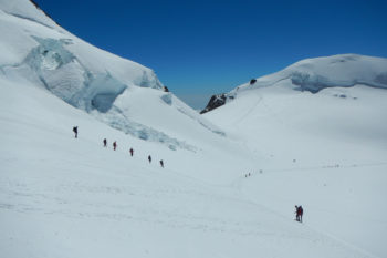 Viele Hochtourengeher zwischen den Gipfeln des Monte Rosa-Massivs.
