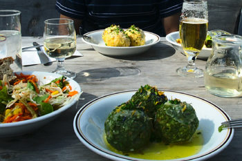Was für ein Anblick: Käse- und Spinatknödel mit Salat vom Buffet. | Foto: Sabine Dettling