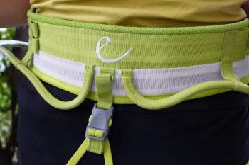 Im hinteren Bereich hat der Gurt eine Schlaufe für ein Chalkbag. | Foto: Sophie Arnold