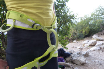 Der Hüftgurt kann mit Hilfe eines Schnellverschlusses auf der rechten Seite in der Weite verstellt werden. Die Beinschlaufen sind nicht verstellbar. | Foto Sophie Arnold