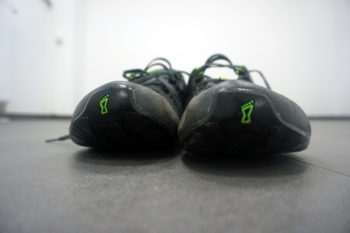 Die Schuhe fallen insgesamt sehr flach aus - mit 210 Gramm gehören sie jedoch nicht zu den ausgesprochenen Leichtgewichten. | Foto: Arnold Zimprich