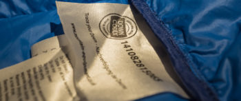 Über den am Produkt angebrachten Down Codex lässt sich die Herkunft und Qualität der verwendeten Daune ermitteln. | Foto: Franz Mösbauer