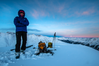Bei zugig-kalten Verhältnissen im Dämmerlicht sorgt das Mountain Equipment Skyline Jacket für ein Plus an Komfort. | Foto: Franz Mösbauer