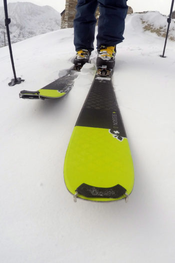 Dank Holzkern und 5-Achsen-Karbonkonstruktion werden viele Gramm eingespart. | Foto: Michael Hrobath