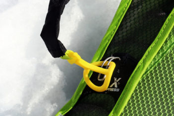 Der Tubular Rewind Holder erleichtert die Fixierung der Ski am Rucksack um einiges.| Lukas Ruetz