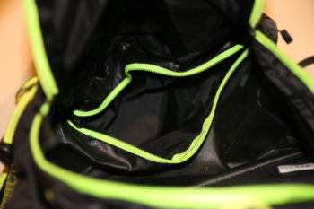 Im Hauptfach kann man durch das Öffnen eines Reißverschlusses auf das Steigeisenfach zugreifen. | Foto: Lukas Ruetz