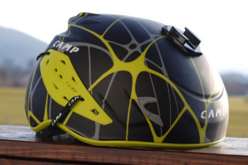 Damit man die Skibrille beim Absetzen nicht verliert, sind seitlich zusätzliche Laschen angebracht. | Foto: Sebastian Krejci