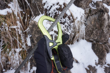 Selbst mit dicken Handschuhen lassen sich die großen OneTouch Karabiner problemlos bedienen. | Foto: Florian Glott