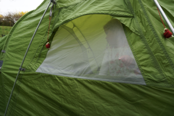 Gute Aussicht: Die beiden Fenster am Vorzelt verfügen über ein Vordach und lassen sich von innen per Reißverschluss mit einer Blende verschließen. | Foto: Arnold Zimprich