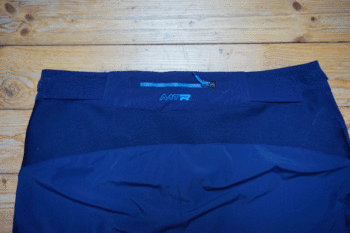 In die kleine Tasche am Hosenbund passt immer ein Zwanziger für die Brotzeit nach der Tour. Dank des mittels Klett verstellbaren Hosenbunds kann man die Hose perfekt anpassen. | Foto: Flo Glott