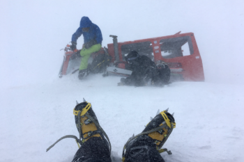 Zwischenstopp Schneemobil: Beim Aufstieg Richtung Sattel werden die Wolken dichter. | Foto: Michael Hrobath