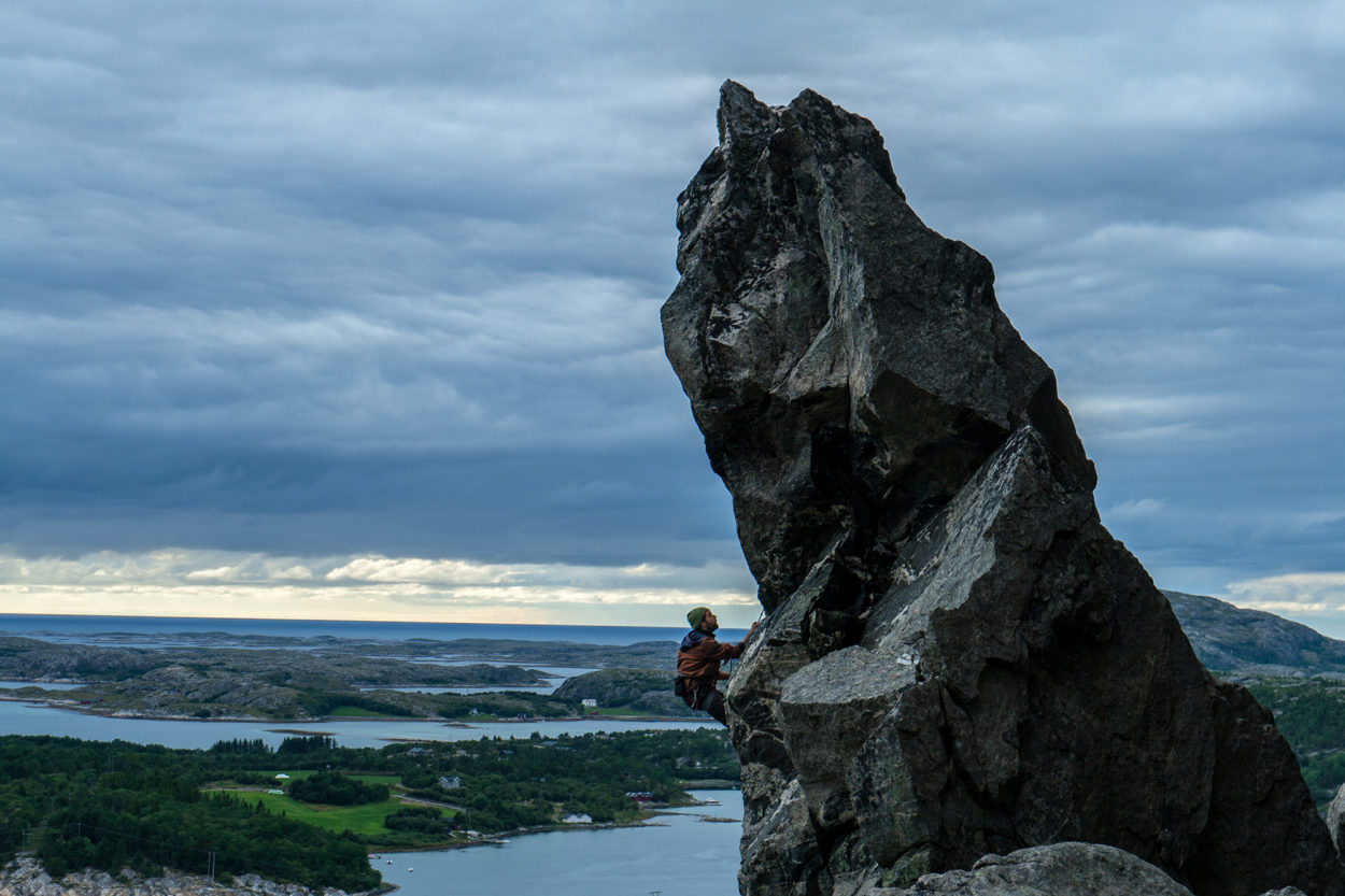 Flatanger: Tolle Klettermöglichkeiten treffen auf eine spektakuläre Aussicht. | Foto: Michael Seidl