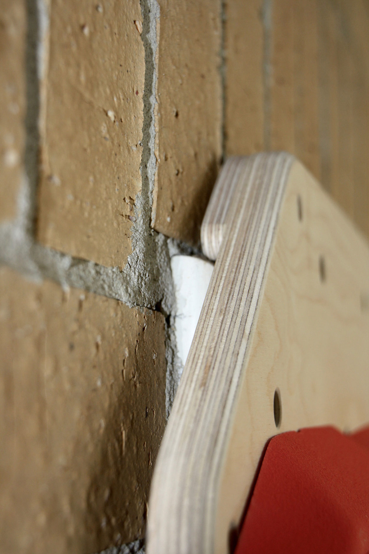 4. Oberkante des Basewoods auf dem Türrahmen. | Foto: Sophie Arnold