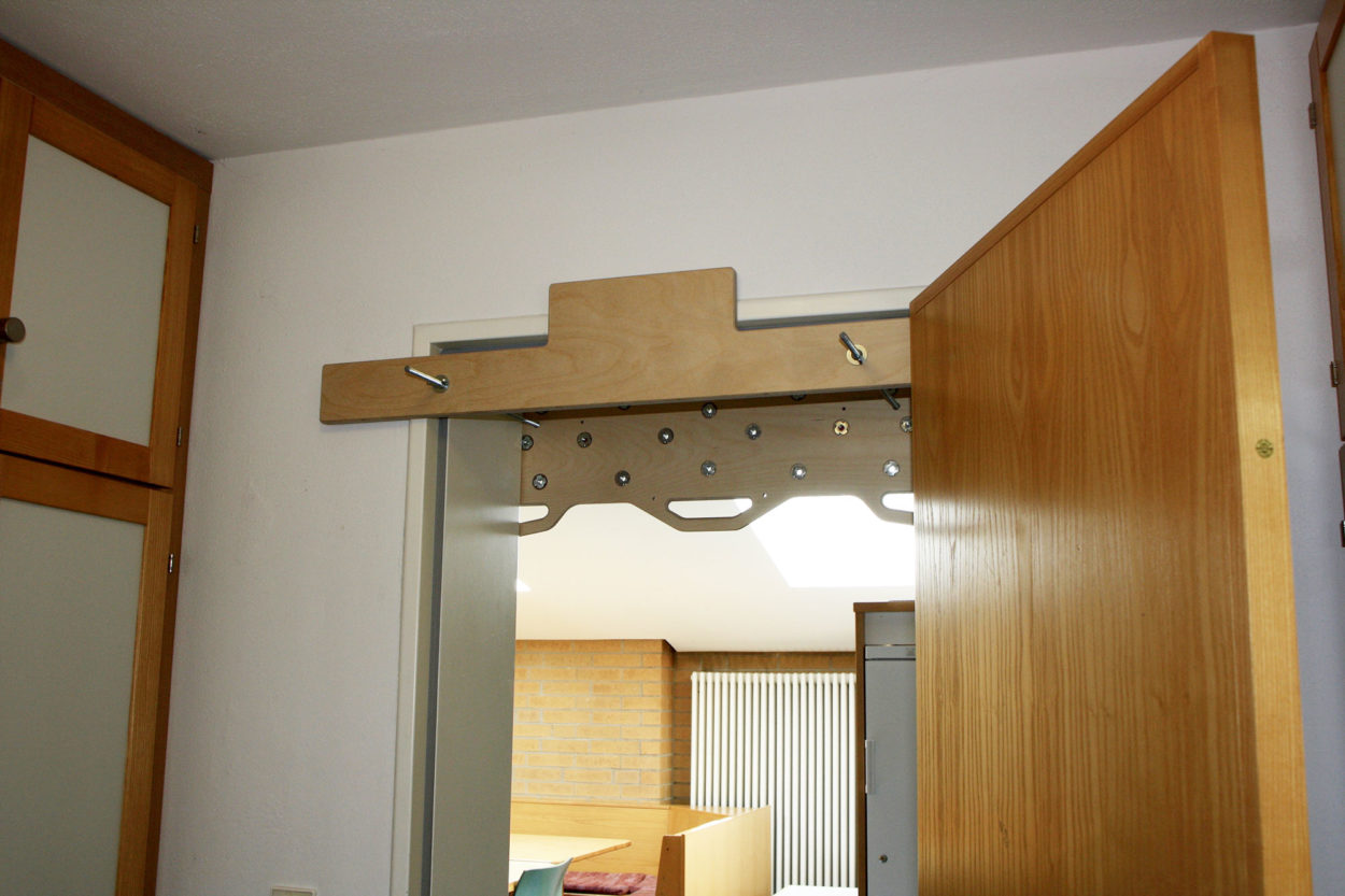 Gegenholzleiste muss fest an der Türrahmeninnenseite klemmen. | Foto: Sophie Arnold