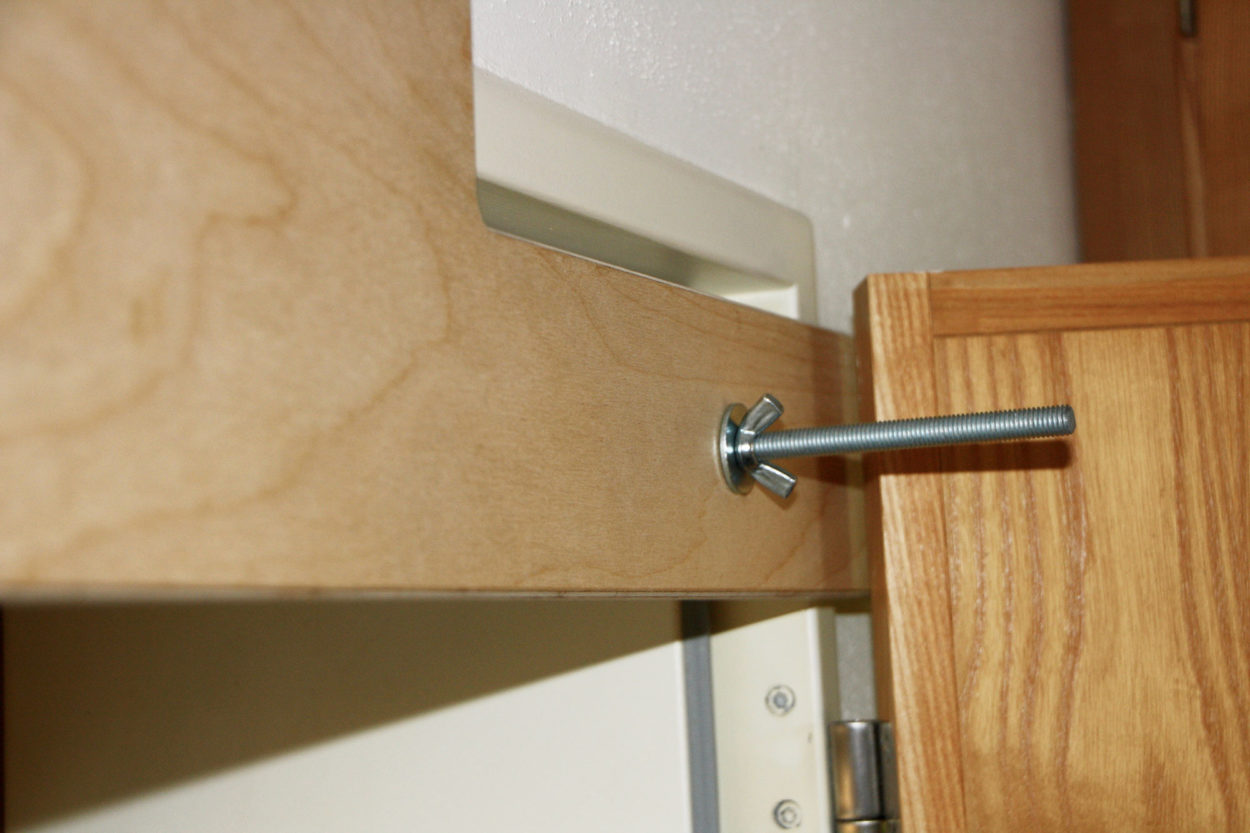 1. Um das Board am Türrahmen montieren zu können, muss die Tür geöffnet sein. | Foto: Sophie Arnold