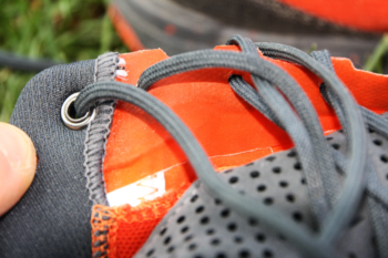 Die Zunge des ON Cloudventure Peak ist seitlich mit dem Schuh vernäht - das sorgt für einen rutschsicheren Sitz und verhindert das Eindringen von Steinchen. | Foto: Sophie Arnold