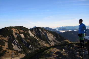 Ausblick vom Rotwand-Gipfel auf die Berge Hoch- und Dürrmiesing.