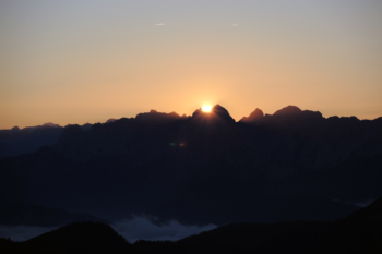Sonnununtergang hinter dem Wilden Kaiser Gebirge.