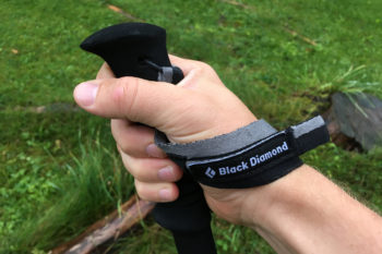 Hand in Griffschlaufe vom Wander- und Trailrunningstock Black Diamond Distance Z.
