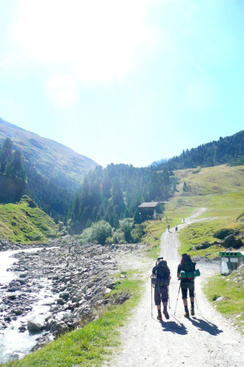 Aufbruch in Vent, links im Bild der Niedertalbach. | Foto: Arnold Zimprich