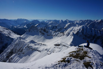 Der Blick vom Gipfel des Schafreuter reicht über das Karwendel bis in die Zentralalpen. | Foto: Arnold Zimprich
