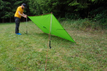 Abbildung 7: Ziehe zum Schluss nochmal alles nach und entferne so gegebenenfalls die Falten aus dem gespannten Tarp