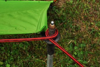 Abbildung 4: Das einmalige Umwickeln der Firstschnur um die Spitze deines Trekkingstocks macht die Konstruktion stabiler. | Foto: Flo Glott