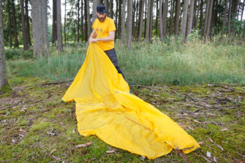 Abbildung 2: Fädele das freie Ende der Firstschnur durch die mittleren Schlaufen deines Tarps. | Foto: Flo Glott