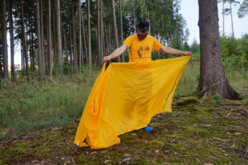 Abbildung 5: An der straff gespannten Firstschnur kannst du das Tarp in die gewünschte Position verschieben. | Foto: Flo Glott