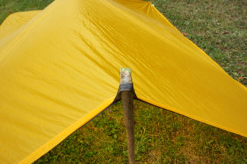 Abbildung 4: Schnitze den Ast so zurecht, dass er gut in der Schlaufe oder der Öse hält. | Foto: Flo Glott