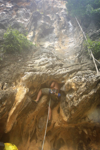 Ein Mann klettert in ein Loch.