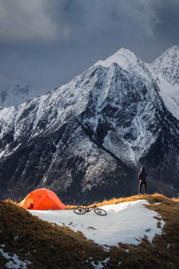 Ein Zelt und ein Berg.